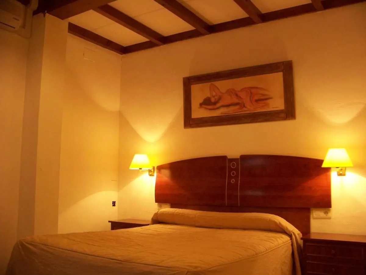 Hostal El Lirio ボジュジョス・パル・デル・コンダド 0*,
