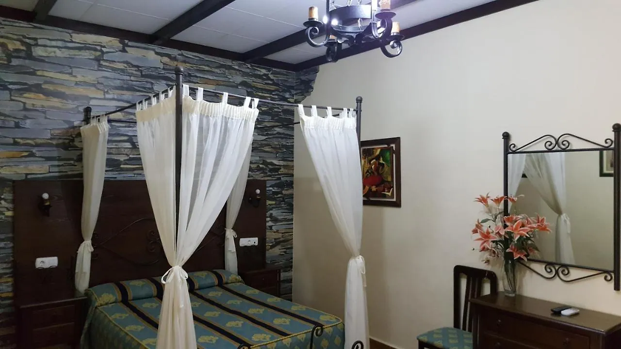 Hostal El Lirio ボジュジョス・パル・デル・コンダド