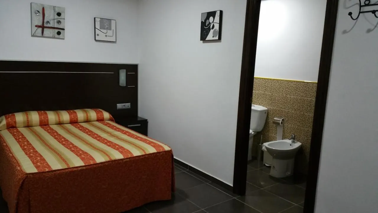 Hostal El Lirio ボジュジョス・パル・デル・コンダド