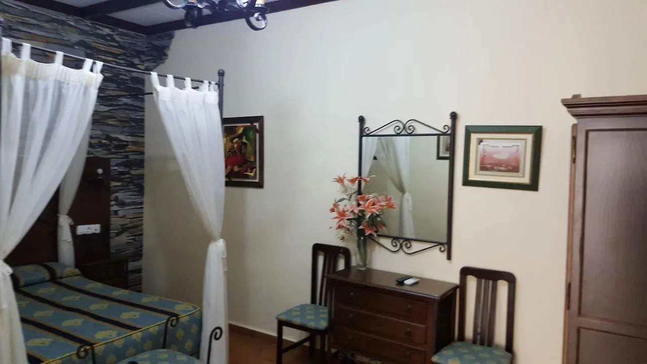 Hostal El Lirio ボジュジョス・パル・デル・コンダド ゲストハウス