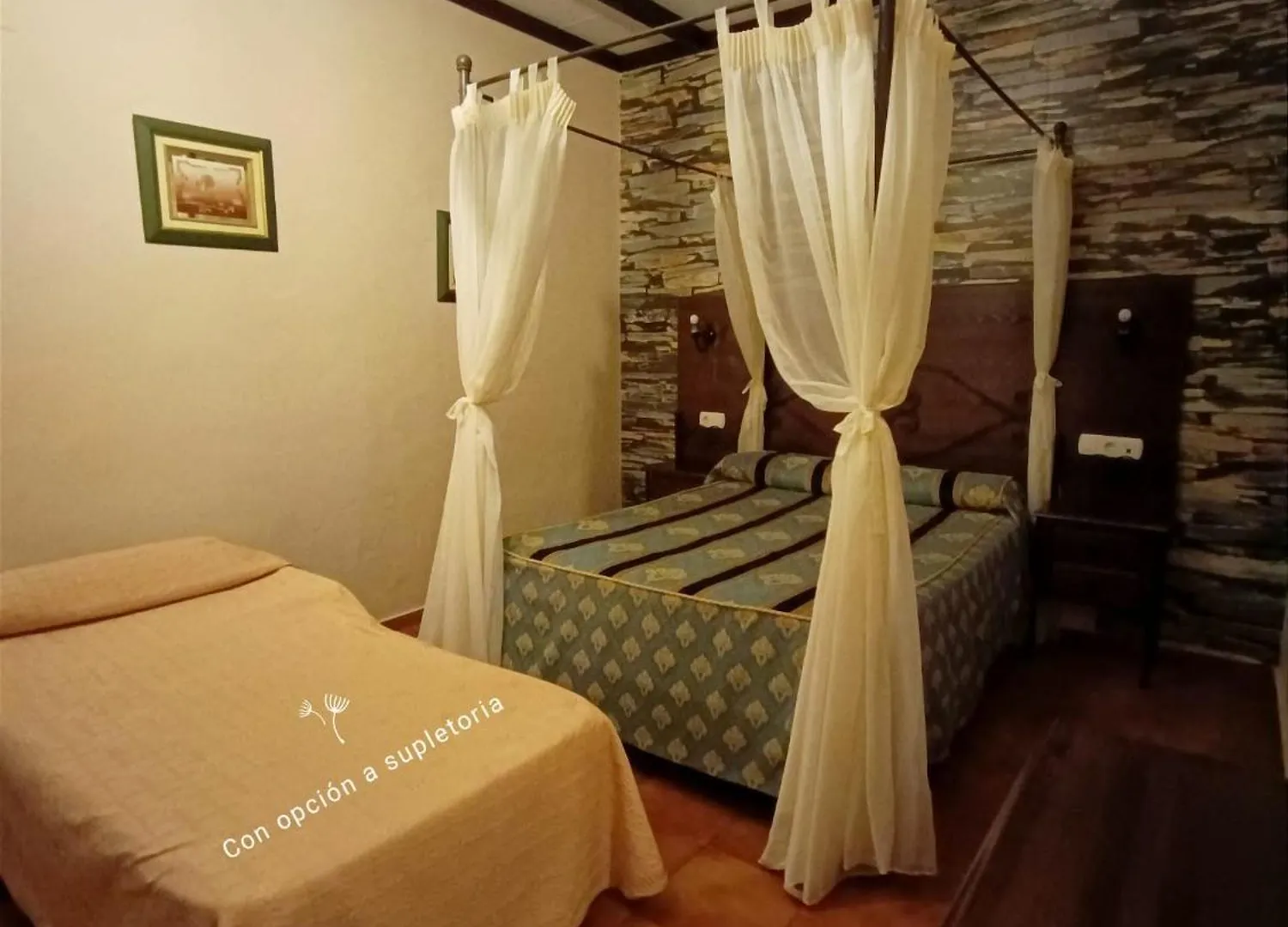 Hostal El Lirio ボジュジョス・パル・デル・コンダド