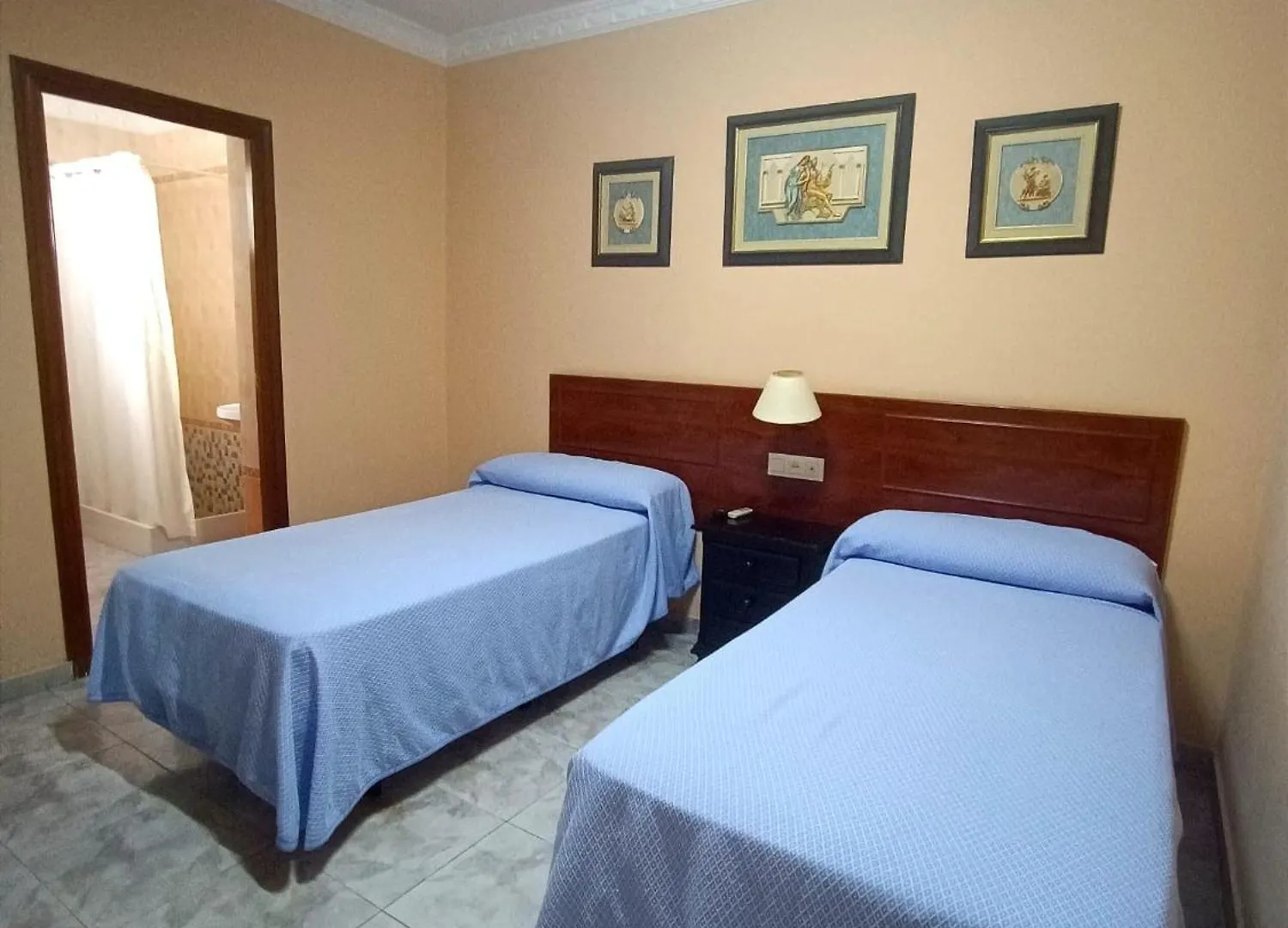 Hostal El Lirio ボジュジョス・パル・デル・コンダド ゲストハウス