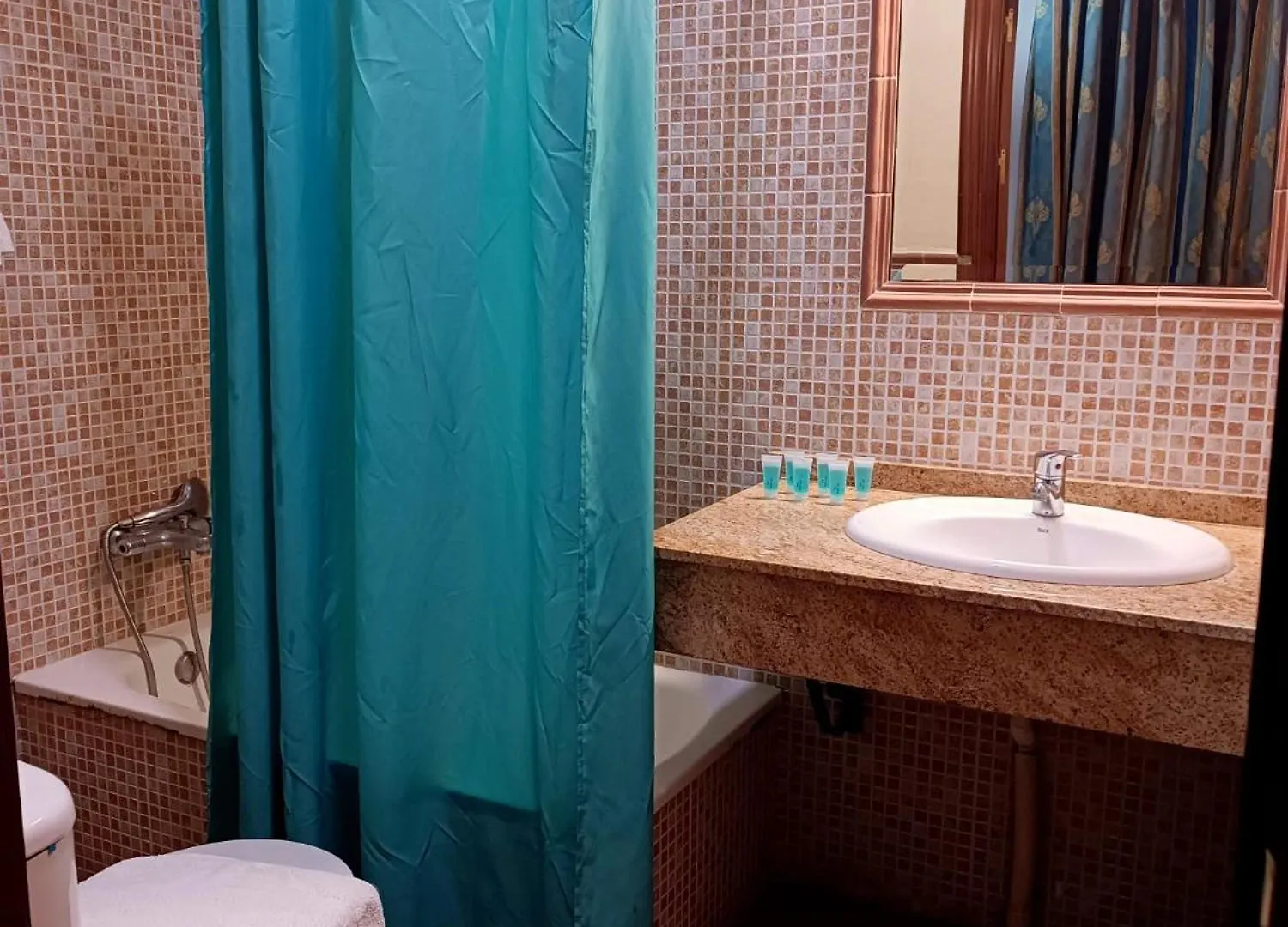 Hostal El Lirio ボジュジョス・パル・デル・コンダド ゲストハウス